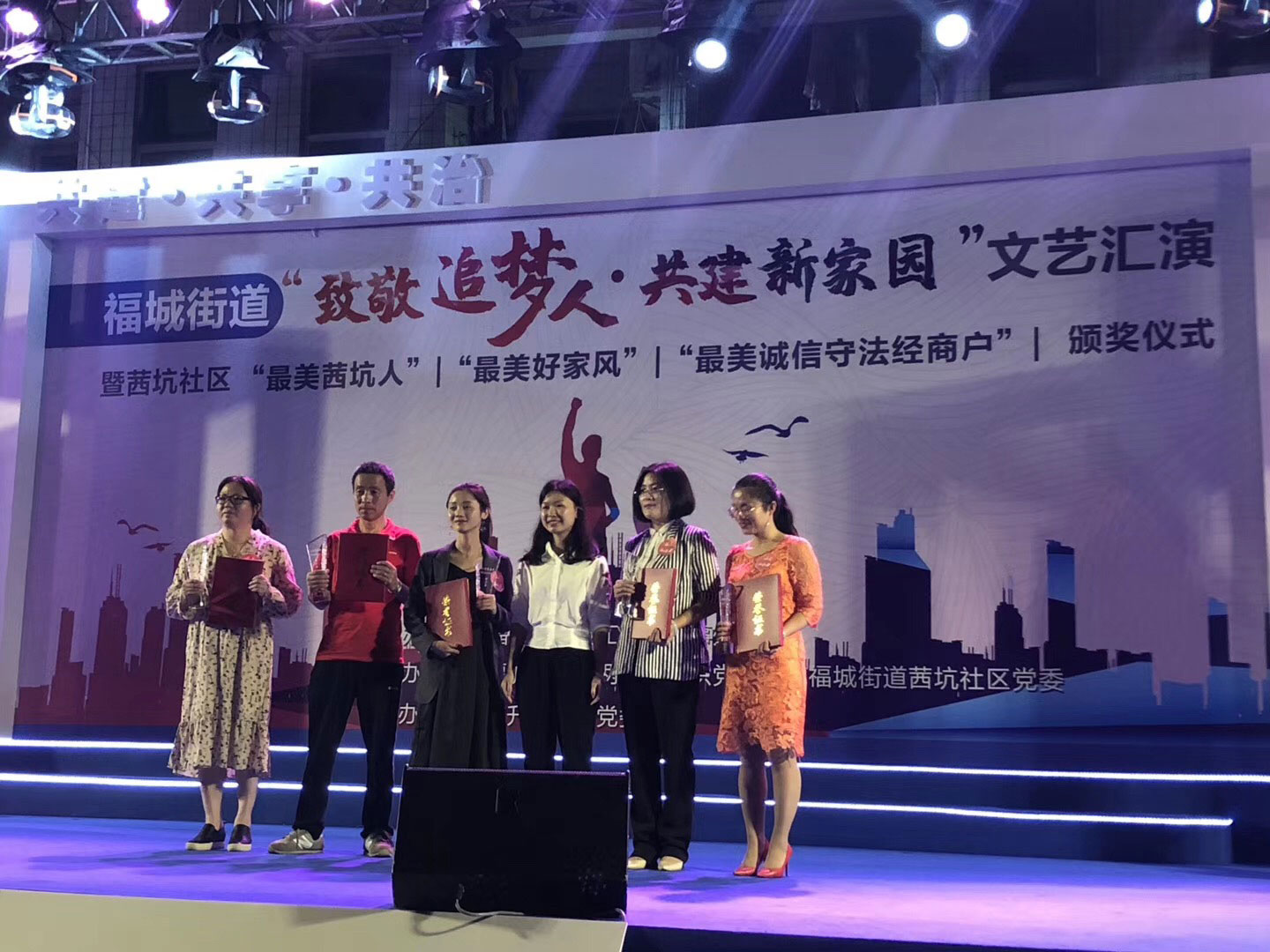 糖心VLOG在线观看两位丽人代表荣获“最美女性”称号