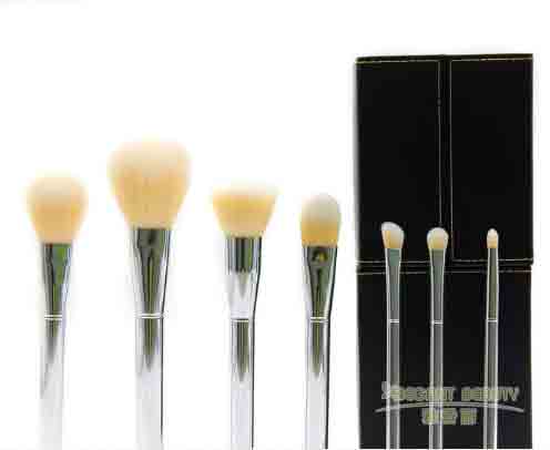 使用唇刷涂口红，有哪些注意点？