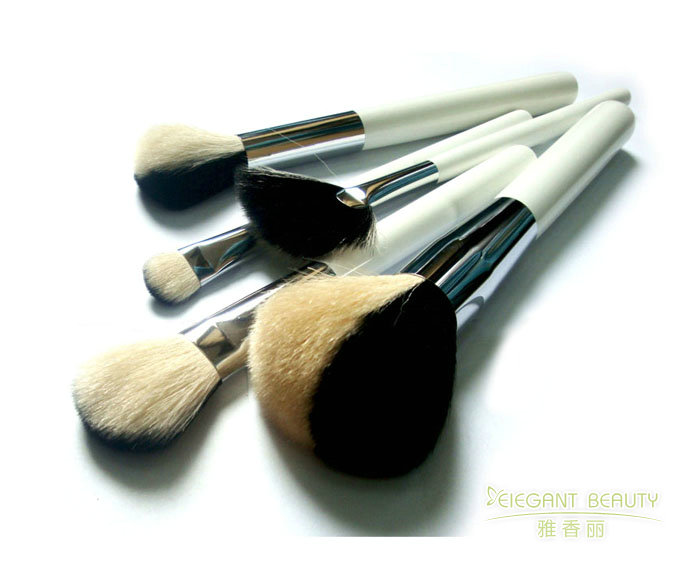 如何根据季节变化或妆容趋势，更新成套糖心VLOG产精国品免费入的配置？